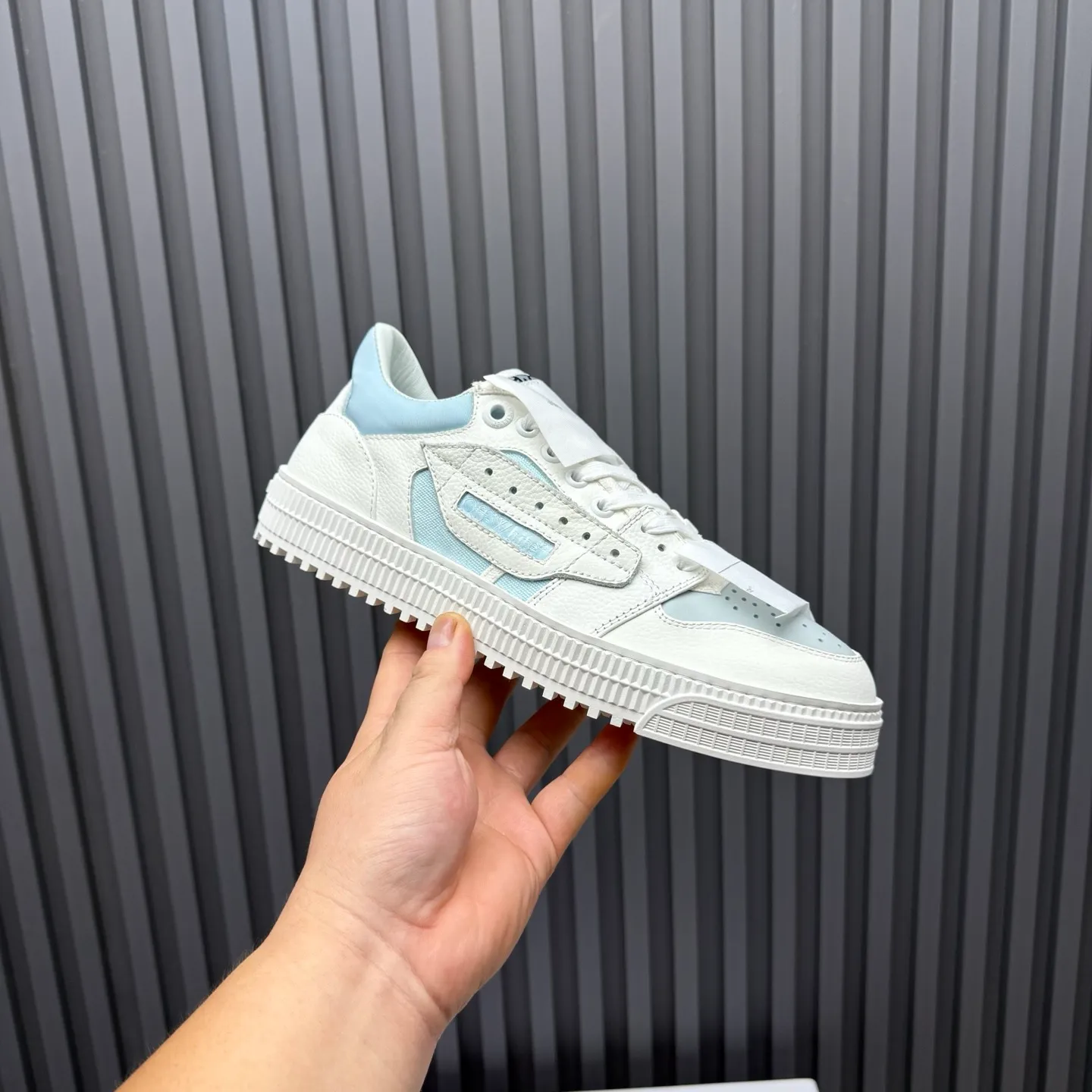 Men's shoes💰680 OFF WHITE ⚡️Couple style⚡️The latest spring style street casual shoes, released with the highest quality version on the market👊Series original mold opening, original lasting, production technology 1:1 original version➰🔜The best choice for more and more celebrities and Internet celebrities🔸In the classics Changes in the code🔸Innovate in the trend🔸Strive to break away from the shackles of bad street design🔝Although he is not the originator of fashion design, he is definitely a shining dark horse in avant-garde design🐴🆙Do not follow the trend🔅Not universal beauty🔅 Fabric💯First-layer cowhide Lining💯Imported skin-friendly and environmentally friendly polyester mesh Foot pads💯Original molded high-elastic environmentally friendly molding pads Midsole💯Made with original last-last technology Outsole💯Rubber outsole Packaging💯Official website synchronizes full set of packaging (brand wrapping paper, brand certificate, brand cloth bag) Code numbers 35-44, 45 46 Customized